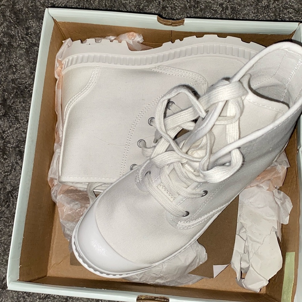 Winter white sneakers, great reads BRAND NEW